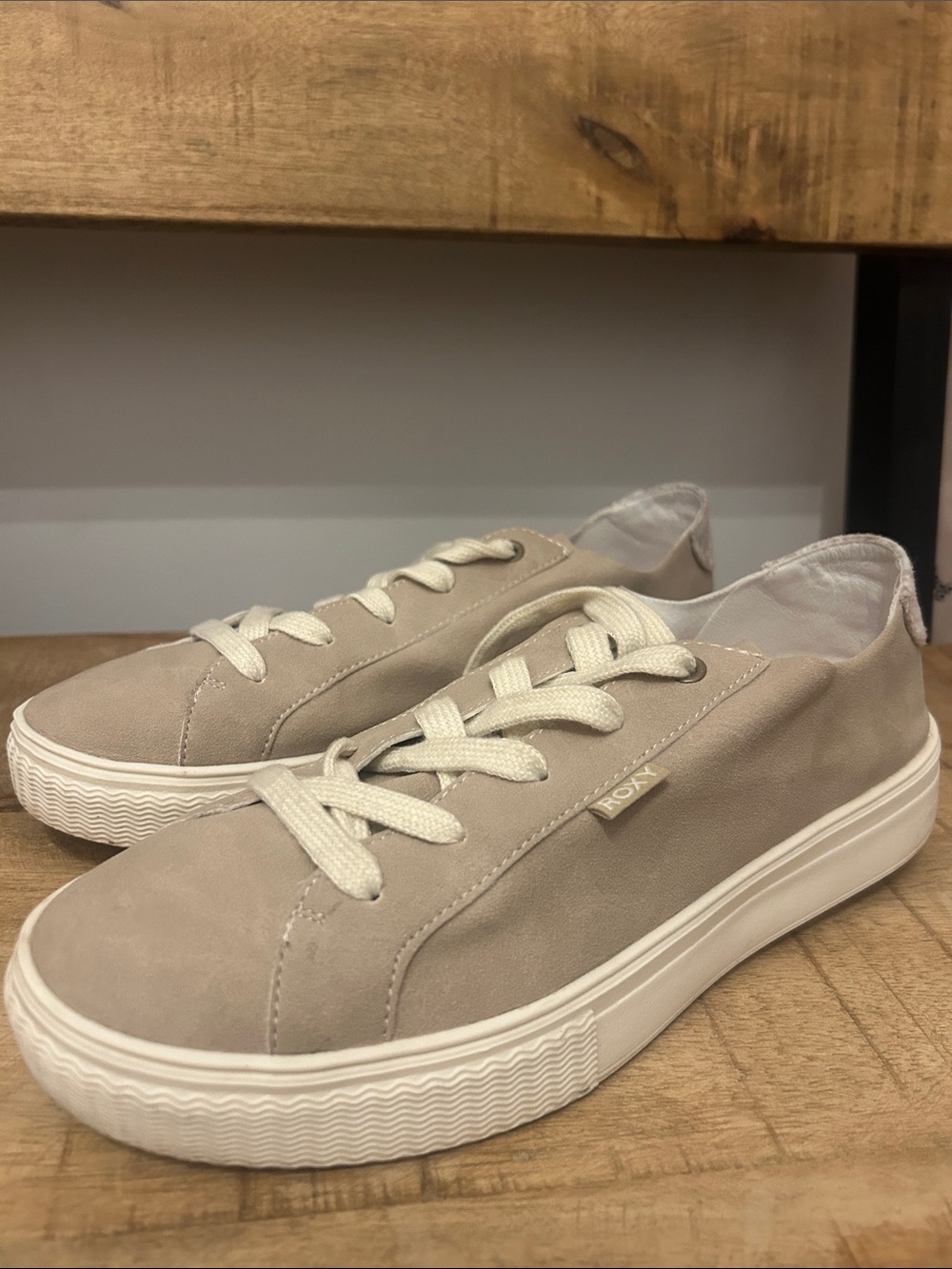 Roxy Women's Low-Top Sneakers in Light Taupe and Off-White